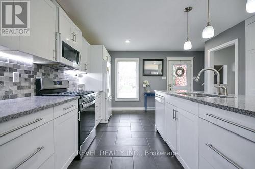 16 Sumac Crescent, Oro-Medonte, ON - Indoor Photo Showing Kitchen With Upgraded Kitchen