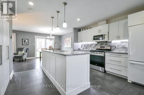 16 Sumac Crescent, Oro-Medonte, ON - Indoor Photo Showing Kitchen With Upgraded Kitchen