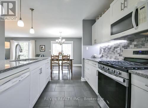 16 Sumac Crescent, Oro-Medonte, ON - Indoor Photo Showing Kitchen With Upgraded Kitchen