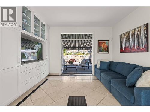 759 Middleton Way, Coldstream, BC - Indoor Photo Showing Living Room