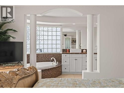 759 Middleton Way, Coldstream, BC - Indoor Photo Showing Bathroom