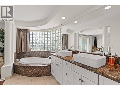 759 Middleton Way, Coldstream, BC - Indoor Photo Showing Bathroom