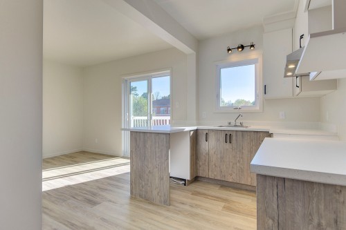Vue d'ensemble - 22Z Rue Principale N., Sutton, QC - Indoor Photo Showing Kitchen