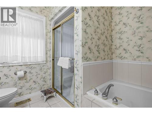Primary Ensuite with separate soaker tub and shower - 3889 Gallaghers Grange, Kelowna, BC - Indoor Photo Showing Bathroom