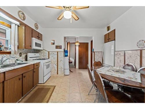 1663 Elsmere, Windsor, ON - Indoor Photo Showing Kitchen