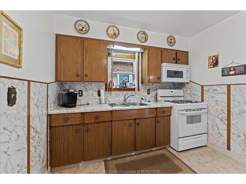 1663 Elsmere, Windsor, ON - Indoor Photo Showing Kitchen