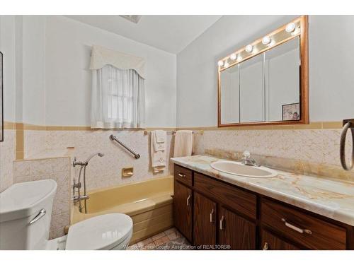 1663 Elsmere, Windsor, ON - Indoor Photo Showing Bathroom