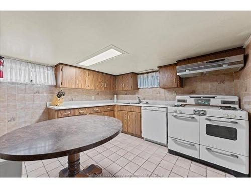 1663 Elsmere, Windsor, ON - Indoor Photo Showing Kitchen