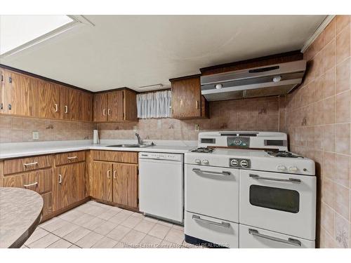 1663 Elsmere, Windsor, ON - Indoor Photo Showing Kitchen