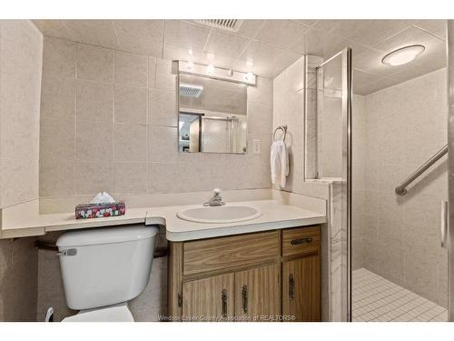 1663 Elsmere, Windsor, ON - Indoor Photo Showing Bathroom