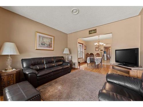 1663 Elsmere, Windsor, ON - Indoor Photo Showing Living Room
