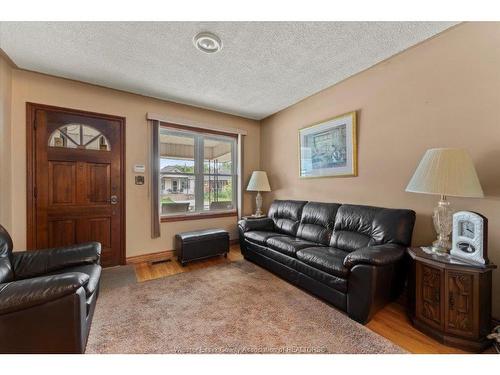 1663 Elsmere, Windsor, ON - Indoor Photo Showing Living Room