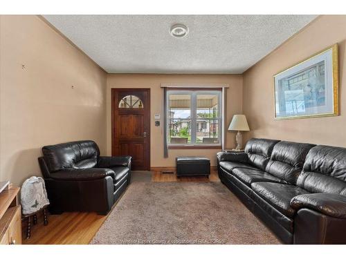1663 Elsmere, Windsor, ON - Indoor Photo Showing Living Room