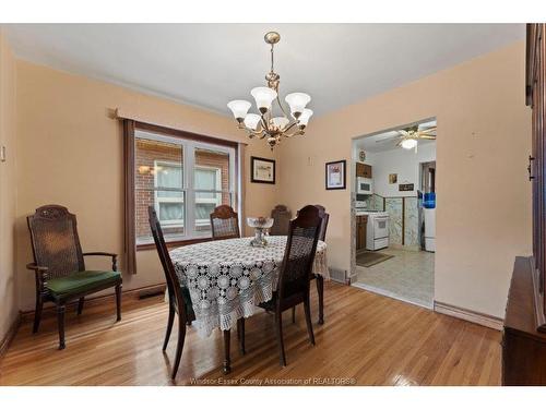 1663 Elsmere, Windsor, ON - Indoor Photo Showing Dining Room