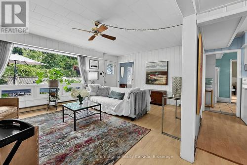 32 Tiny Beaches Road N, Tiny, ON - Indoor Photo Showing Living Room