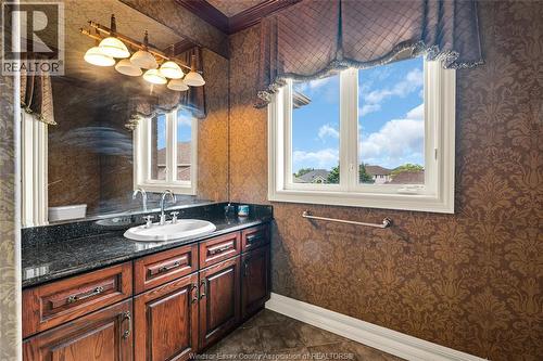 1585 Stoneybrook Crescent, Windsor, ON - Indoor Photo Showing Bathroom