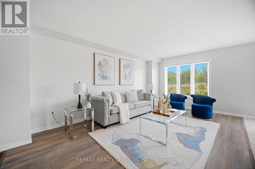 250 Esther Crescent, Thorold, ON - Indoor Photo Showing Living Room
