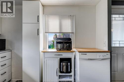 105 Brooks Boulevard, Lakeshore, ON - Indoor Photo Showing Kitchen