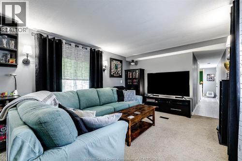 105 Brooks Boulevard, Lakeshore, ON - Indoor Photo Showing Living Room