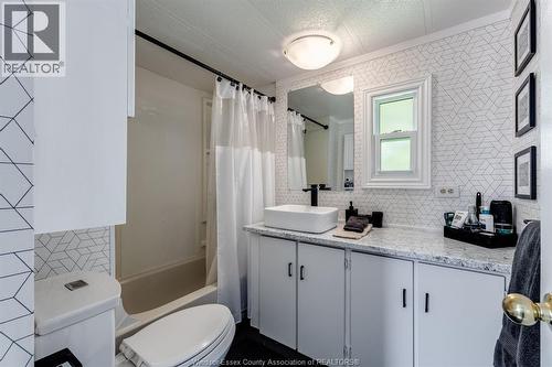 105 Brooks Boulevard, Lakeshore, ON - Indoor Photo Showing Bathroom