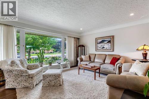 9 Margaret, Leamington, ON - Indoor Photo Showing Living Room