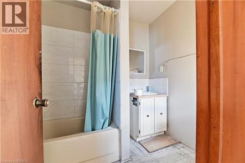 13 Usher Street, Brantford, ON - Indoor Photo Showing Bathroom
