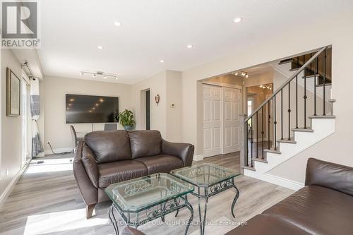 1900 Carrera Court, Mississauga, ON - Indoor Photo Showing Living Room