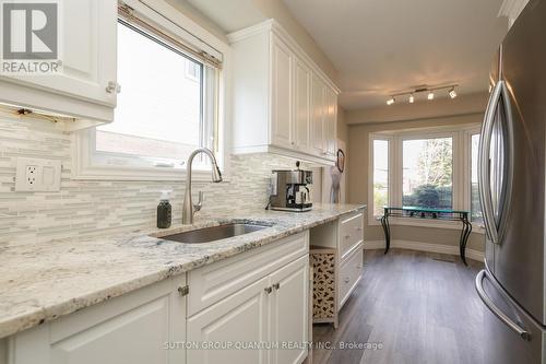 1900 Carrera Court, Mississauga, ON - Indoor Photo Showing Kitchen With Upgraded Kitchen