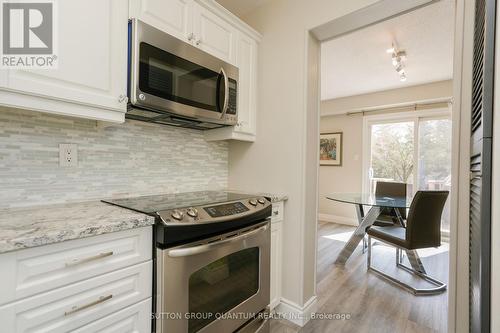1900 Carrera Court, Mississauga, ON - Indoor Photo Showing Kitchen With Upgraded Kitchen