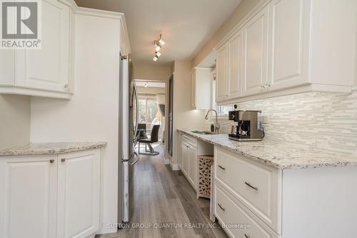 1900 Carrera Court, Mississauga, ON - Indoor Photo Showing Kitchen With Upgraded Kitchen