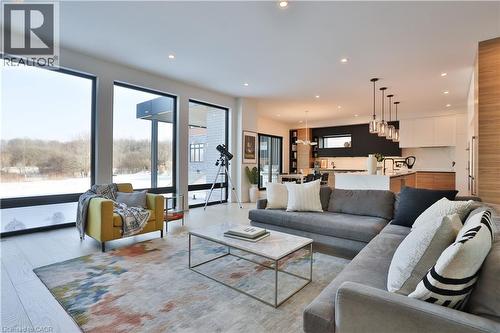 70 Upper Mount Albion Road, Hamilton, ON - Indoor Photo Showing Living Room