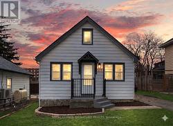 377 ADELAIDE AVENUE W  Oshawa, ON L1J 2R7