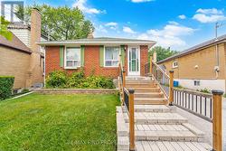 36 PINEGROVE AVENUE  Toronto, ON M1N 2G5