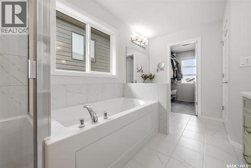 5209 E Green Crescent, Regina, SK - Indoor Photo Showing Bathroom