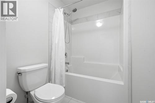 5209 E Green Crescent, Regina, SK - Indoor Photo Showing Bathroom