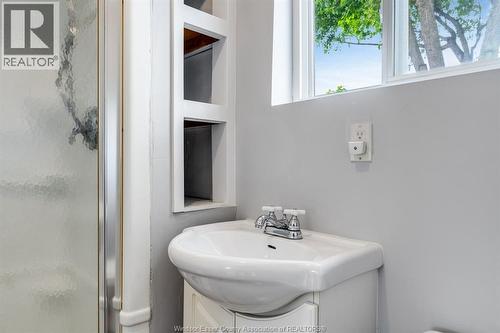1563 Albert Road, Windsor, ON - Indoor Photo Showing Bathroom