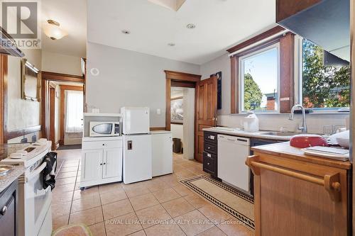 1798 King Street E, Cambridge, ON - Indoor Photo Showing Kitchen With Double Sink