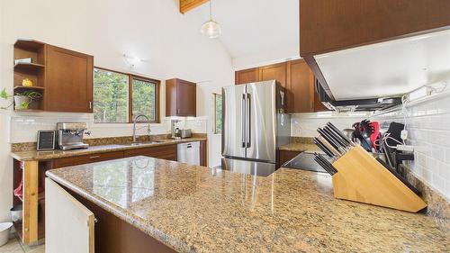 5740 Kennedy Road, Cranbrook, BC - Indoor Photo Showing Kitchen