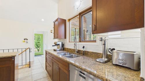 5740 Kennedy Road, Cranbrook, BC - Indoor Photo Showing Kitchen With Double Sink