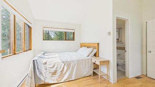 5740 Kennedy Road, Cranbrook, BC - Indoor Photo Showing Bedroom