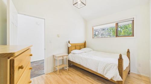 5740 Kennedy Road, Cranbrook, BC - Indoor Photo Showing Bedroom