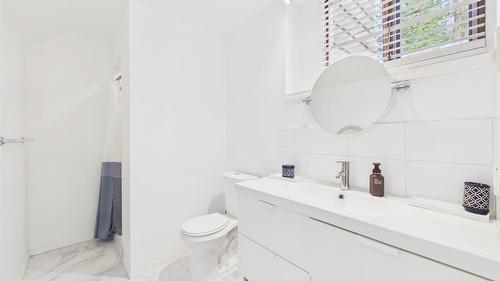 5740 Kennedy Road, Cranbrook, BC - Indoor Photo Showing Bathroom