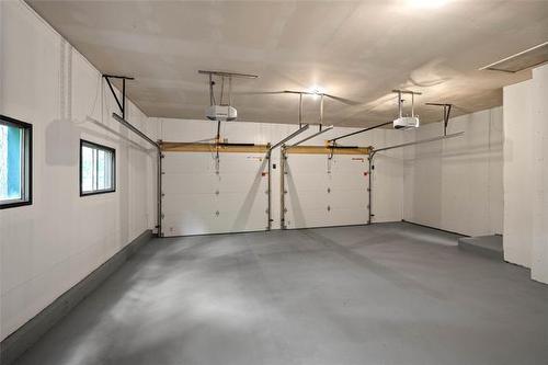 8436 Roblin Blvd, Headingley, MB - Indoor Photo Showing Garage