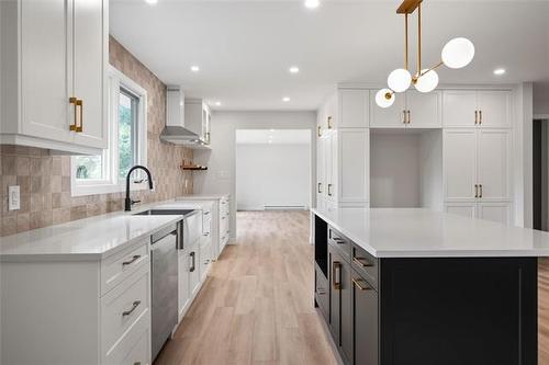 8436 Roblin Blvd, Headingley, MB - Indoor Photo Showing Kitchen With Upgraded Kitchen