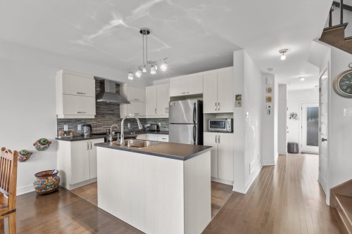 Kitchen - 333 Rue Claude-Léveillée, Vaudreuil-Dorion, QC - Indoor Photo Showing Kitchen With Double Sink With Upgraded Kitchen