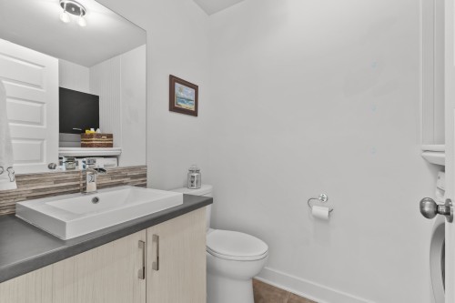 Powder room - 333 Rue Claude-Léveillée, Vaudreuil-Dorion, QC - Indoor Photo Showing Bathroom