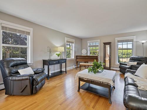 138 Cathy Drive, Cornwall, PE - Indoor Photo Showing Living Room
