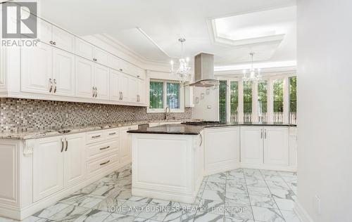 1755 Birchwood Drive, Mississauga, ON - Indoor Photo Showing Kitchen With Upgraded Kitchen