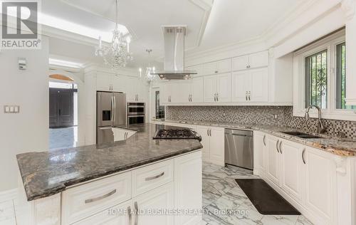 1755 Birchwood Drive, Mississauga, ON - Indoor Photo Showing Kitchen With Double Sink With Upgraded Kitchen