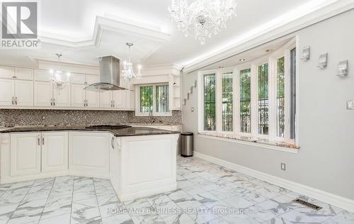1755 Birchwood Drive, Mississauga, ON - Indoor Photo Showing Kitchen